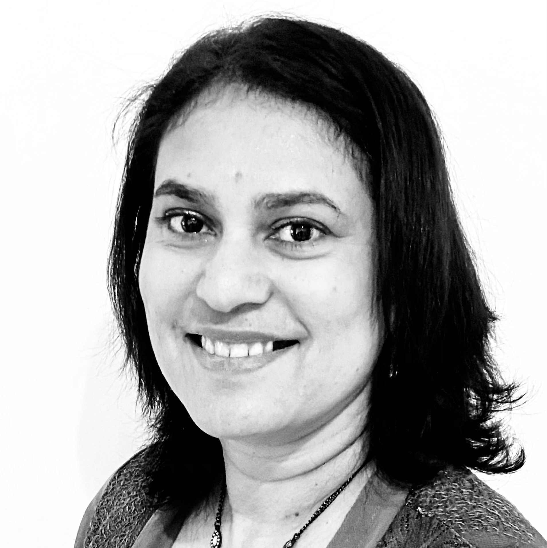 Headshot of Corinne Dosoruth, High Tea reviews blogger and editor